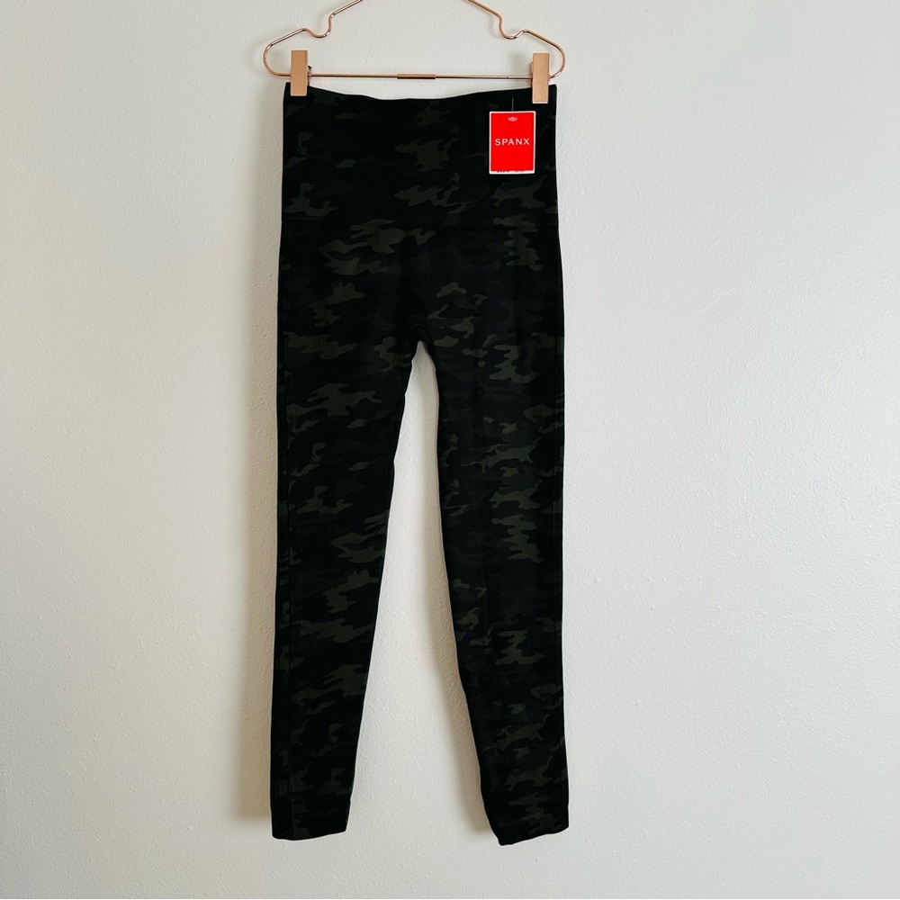 New SPANX Look At Me Now Seamless Legging in Green Camo - Picture 9 of 12